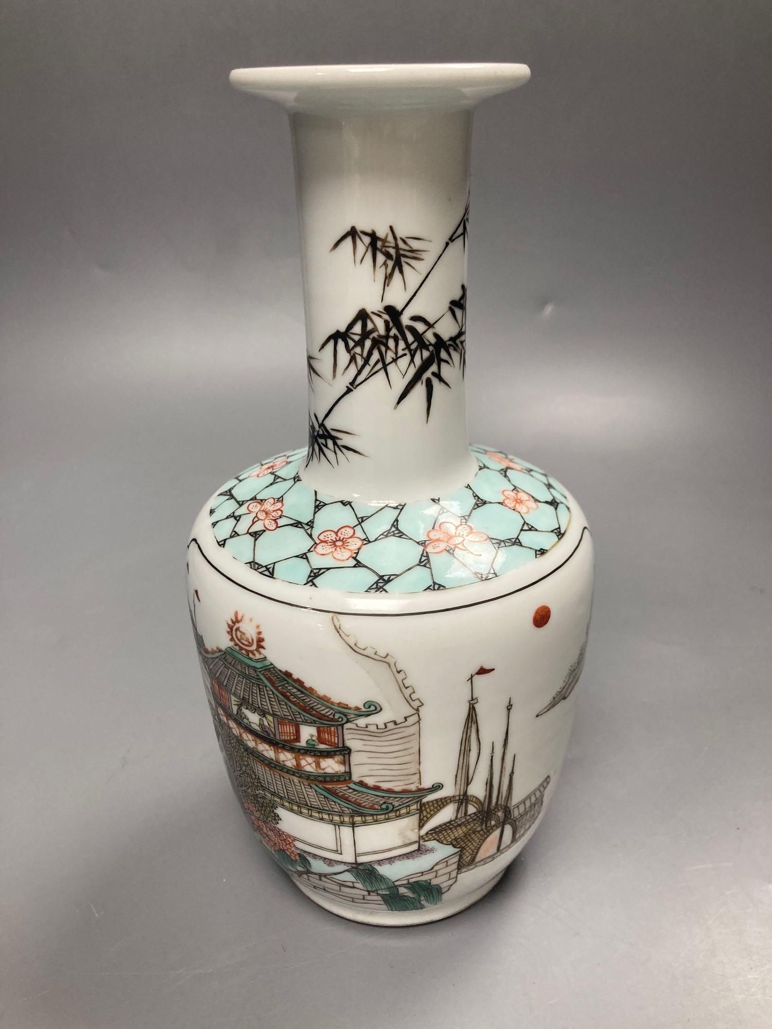 A Chinese famille verte vase inscribed with the Tang dynasty poem Kingtang Pavilion, height 20cm